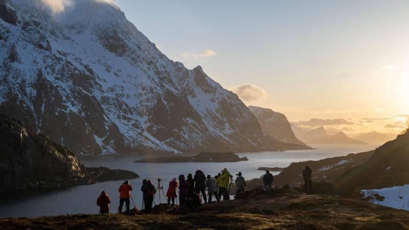 Turisti fotografano un fiordo nelle isole Lofoten. AFP or licensors