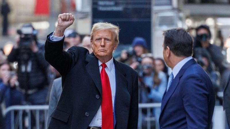 Trump in tribunale, una vittoria e una sconfitta: cauzione ridotta per la frode, ma il caso Stormy Daniels va a processo ad aprile