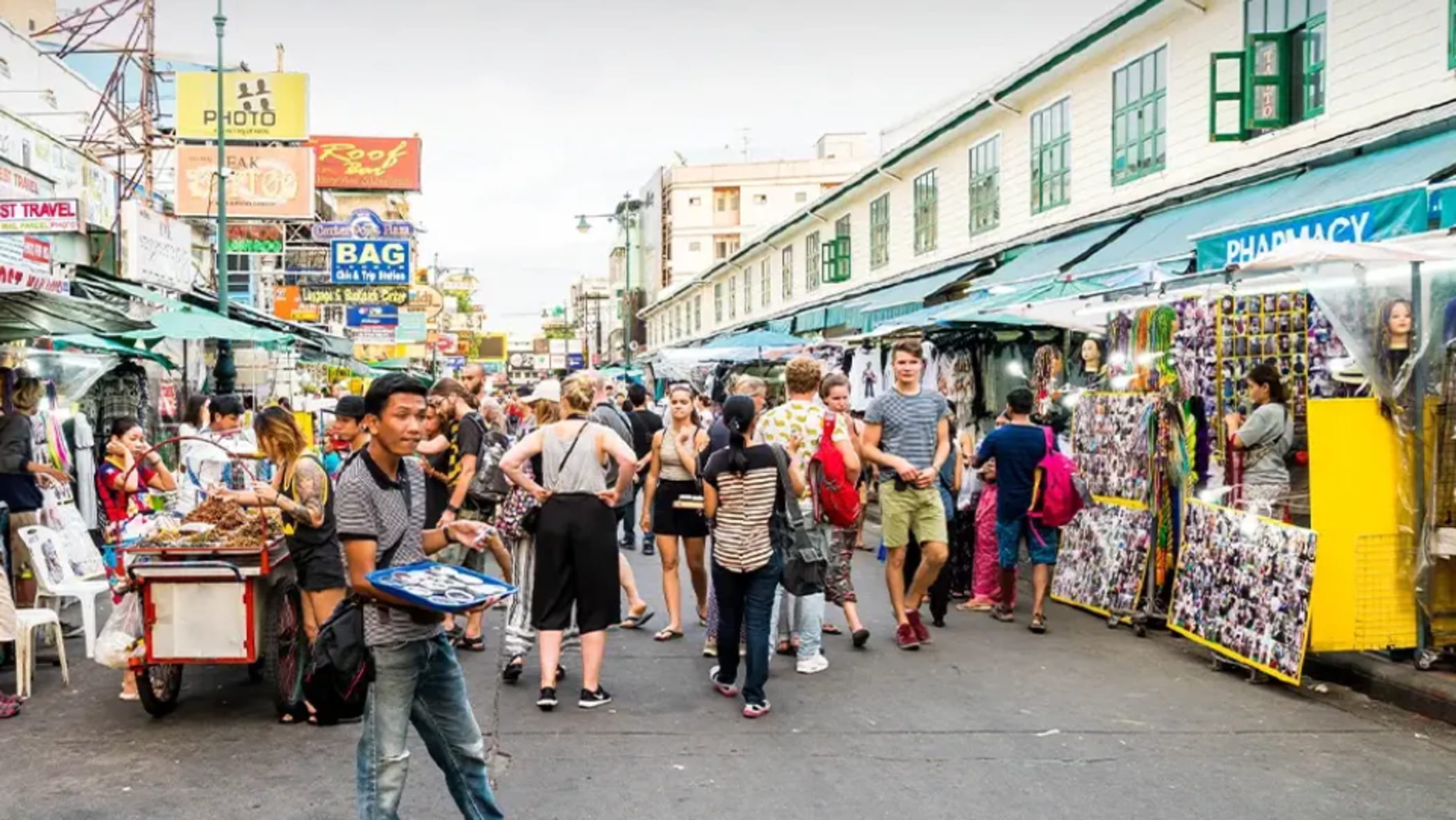 Bangkok'ta “Taylandlılar için ayrılmış yerleri” işgal eden 700 yabancı işçi soruşturma altında: bunlar sokak satıcıları, kuaförler, şoförler ve masörler