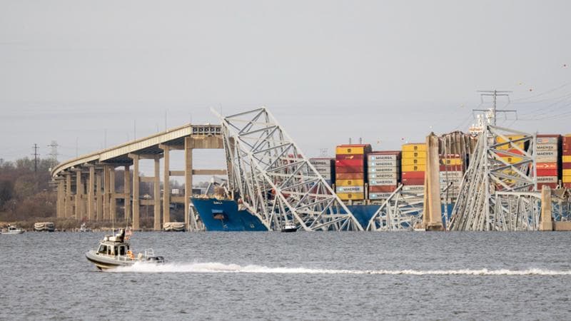Tra i rottami dello storico ponte di Baltimora: “Ora è a rischio l’economia della Costa Est”
