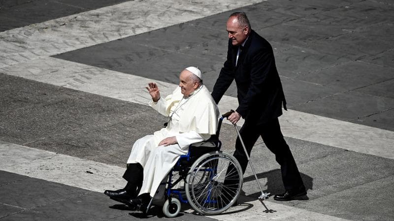 Il Papa fragile: “Vive i malanni con disinvoltura. È un modello per gli anziani”