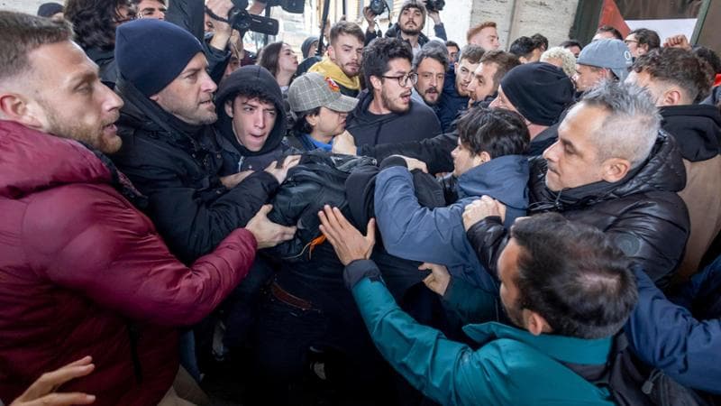 Momenti di tensione tra studenti universitari e forse dell’ordine, davanti l’entrata del rettorato alla Sapienza. Roma 26 marzo 2024
ANSA/MASSIMO PERCOSSI