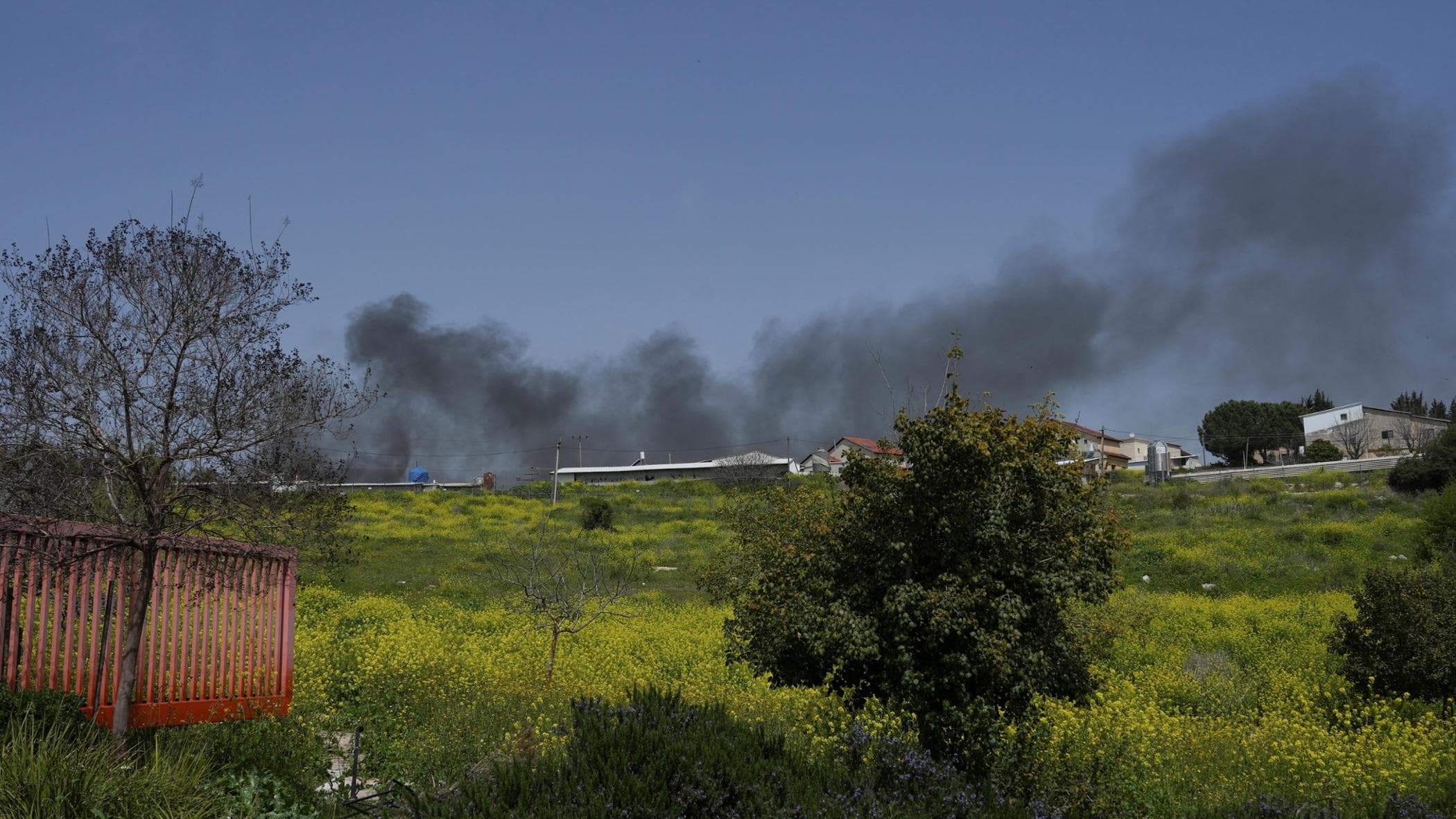北部戦線の激化：シリアとレバノンのイスラム主義者基地に対するイスラエルの攻撃、ヒズボラは村々に数十発のミサイルで対抗