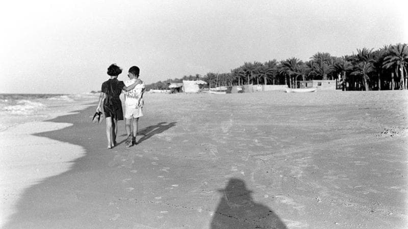 Due bambini in spiaggia.I figli di Kegham Djeghalian sulla spiaggia di Gaza fotografati dal padre in data incerta. Nel 1944 fu lui, rifugiato armeno, ad aprire il primo studio fotografico della Striscia. (Courtesy Kegham Djeghalian)