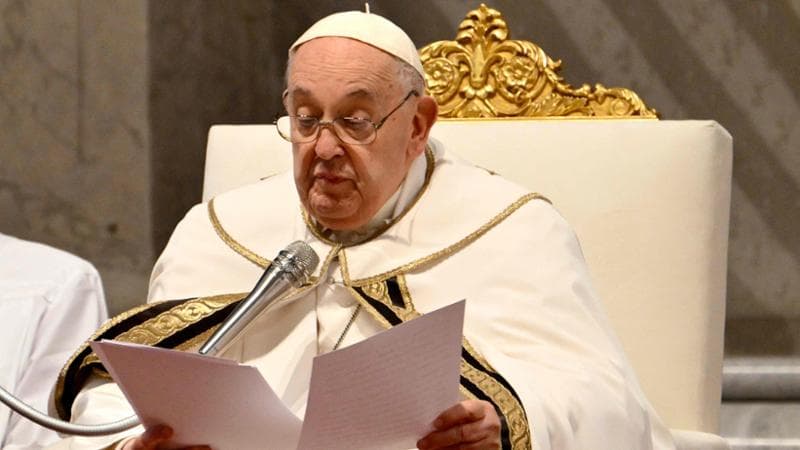 Messa del giovedì santo con i sacerdoti, il Papa: “No all’ipocrisia e ai giudizi sprezzanti su chi non crede”