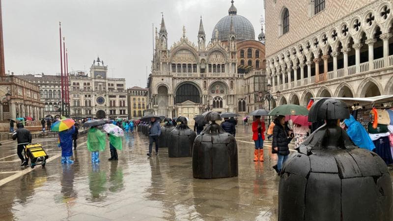 Venezia, davanti Palazzo Ducale spuntano 12 sculture ‘ingombranti’. La polemica: “La città usata come vetrina per fare soldi”
