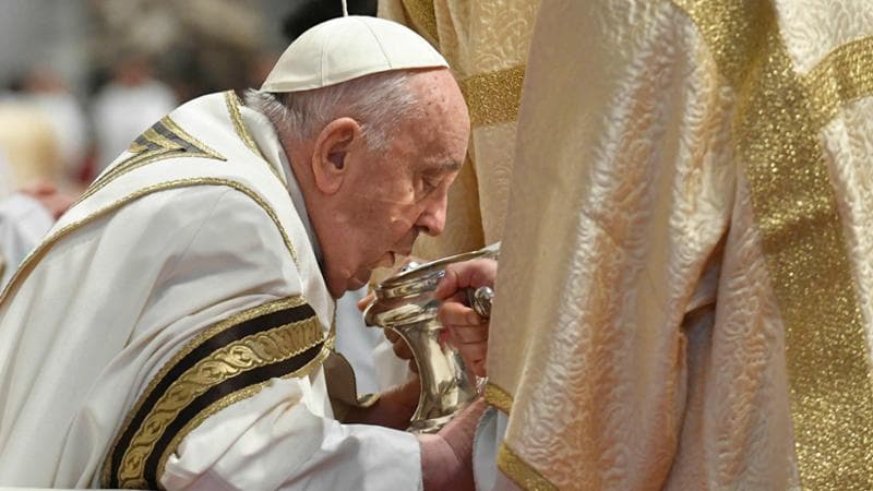 Il Papa lava e bacia i piedi a 12 detenute di Rebibbia dalla carrozzina: “Dio perdona sempre”