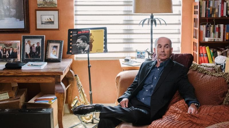 Lo scrittore americano Don Winslow, 70 anni, nel suo studio di Julian, in California (John Francis Peters/The New York Times)
