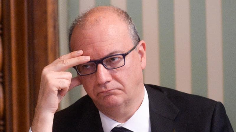 Valditara difende il suo post sgrammaticato: “L’ho dettato al telefono”. Il linguista: “Migliorabile ma corretto”