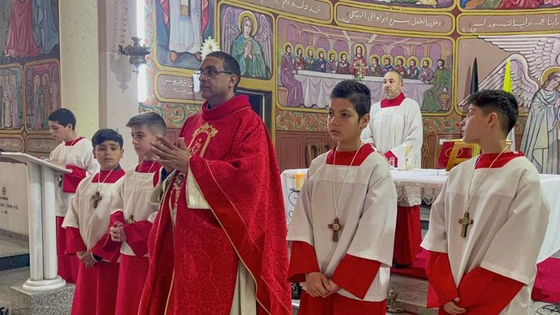 Padre Youssef Assad, nella chiesa della Sacra Famiglia di gaza City