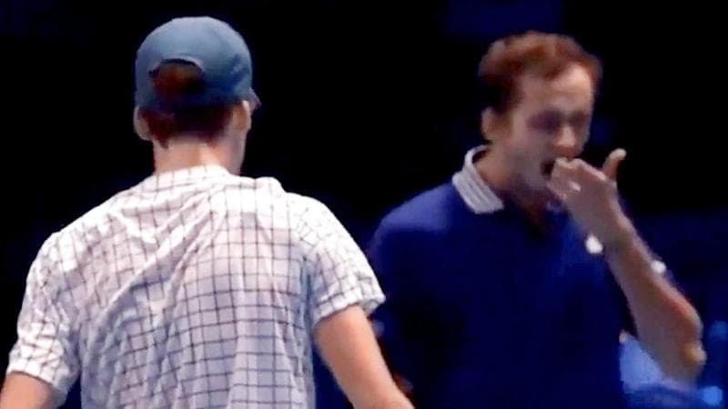 Lo sbadiglio di Medvedev in faccia a Sinner
