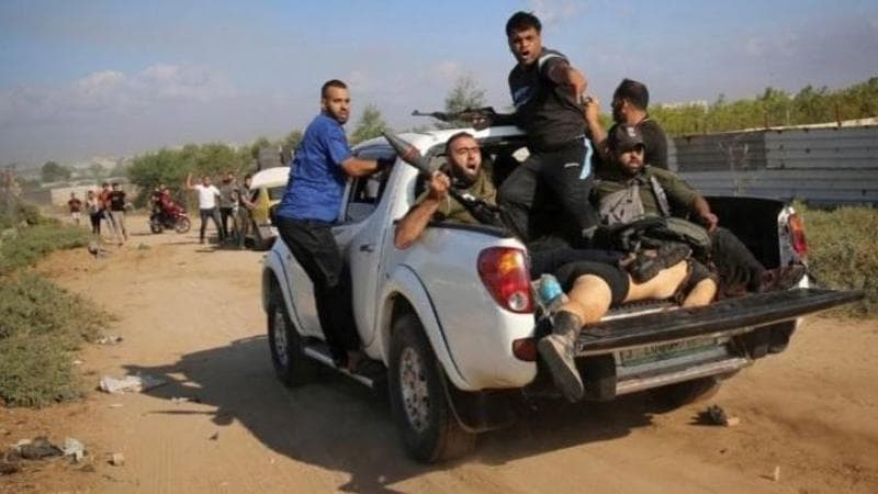 Ap premiata per la foto dell’anno che ritrae il corpo di Shani Louk uccisa da Hamas: critiche social. Ma il padre non le condivide