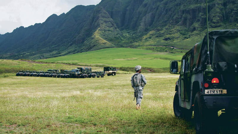 Un soldato americano cammina nella Makua Valley durante un'esercitazione