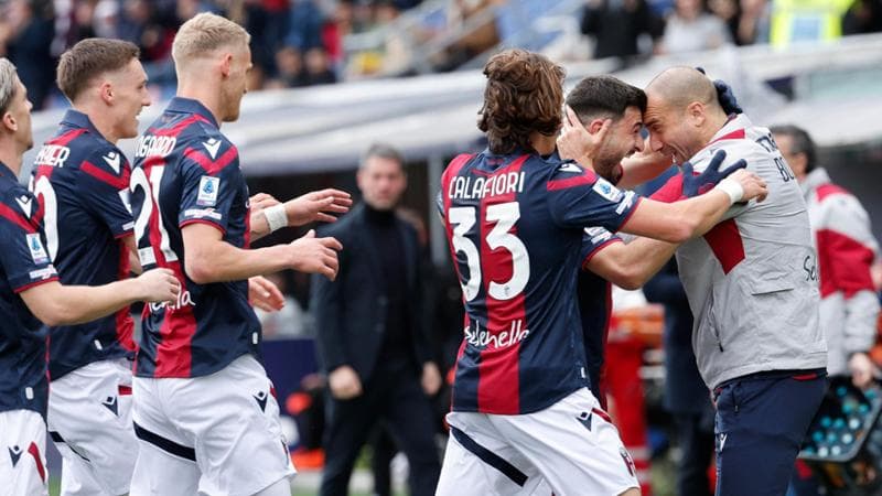 Orsolini festeggiato dai compagni dopo il gol