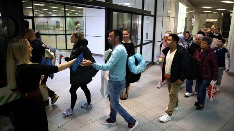 Sofia, passeggeri in arrivo da Berlino ricevono la bandiera della UE