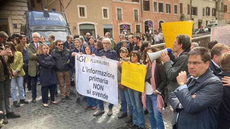 “Agi non si svende”: al Pantheon la protesta dei giornalisti diventa un raduno contro l’assalto della destra all’informazione