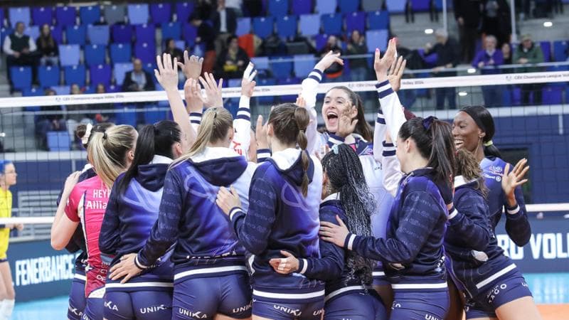 La gioia delle giocatrici di Milano dopo aver battuto il Fenerbahce
