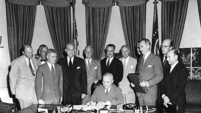 Harry Truman firma il Trattato del Nord Atlantico, che segna la nascita della Nato. 4 aprile 1949 (foto Getty Images)