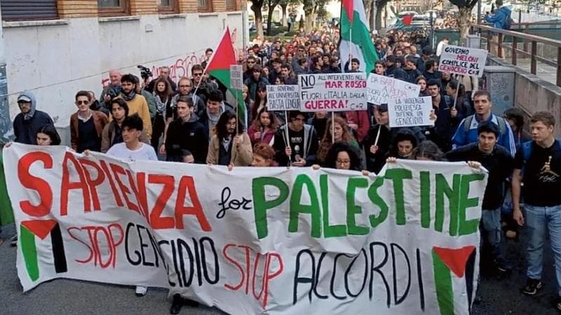 Una manifestazione alla Sapienza contro gli accordi con gli atenei israeliani