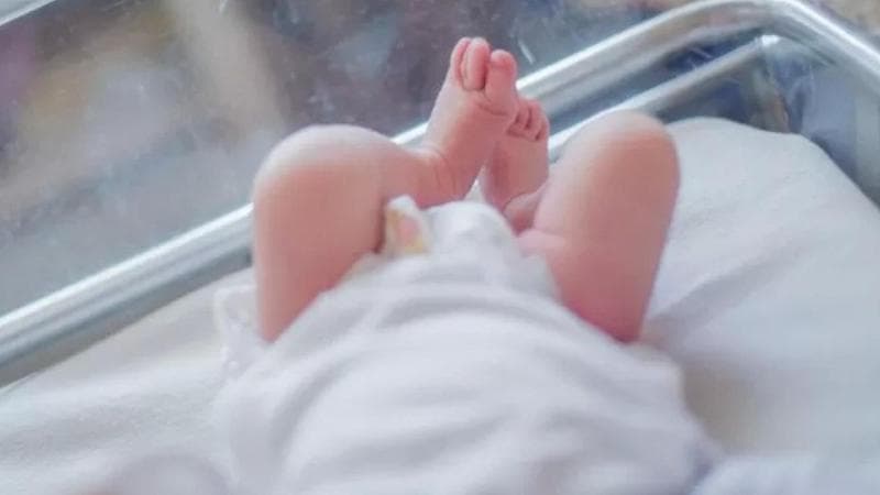 Sindrome del bambino scosso: le vittime hanno meno di sei mesi. Il picco di diagnosi dopo Natale