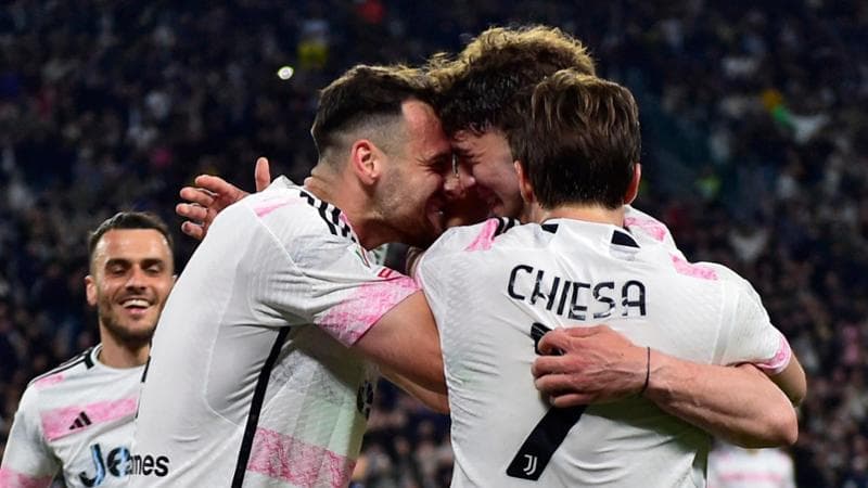 Chiesa e Vlahovic esultano dopo il gol del 2 a 0 alla Lazio