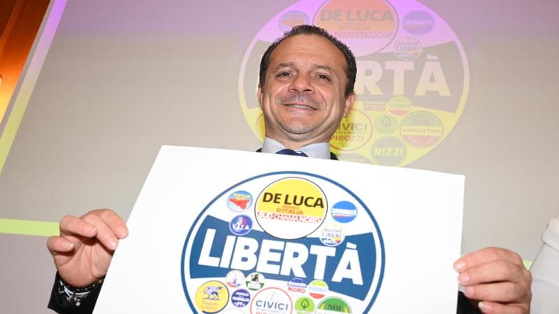 No vax, putiniani e animalisti, la zattera di Cateno De Luca: “Così sbarchiamo in Europa”