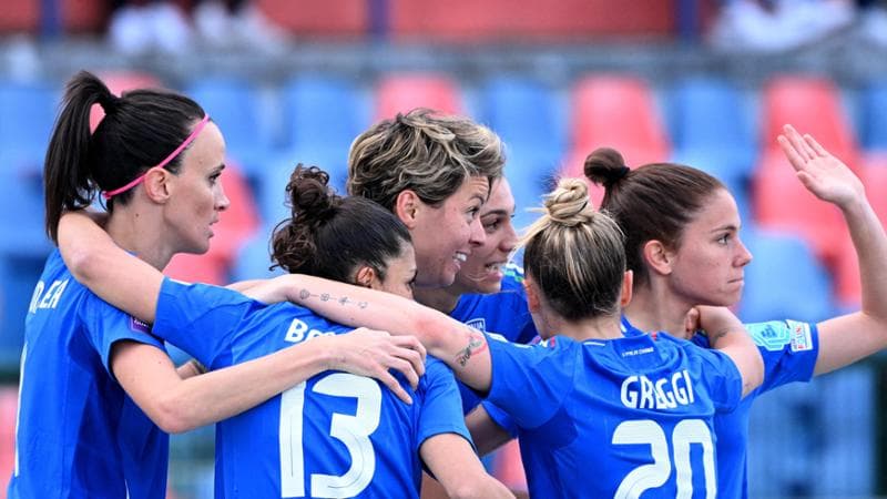 Le azzurre festeggiano la vittoria sull'Olanda