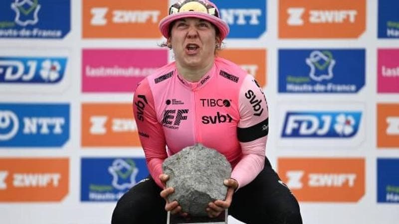 Alison Jackson con la pietra trofeo della Parigi-Roubaix