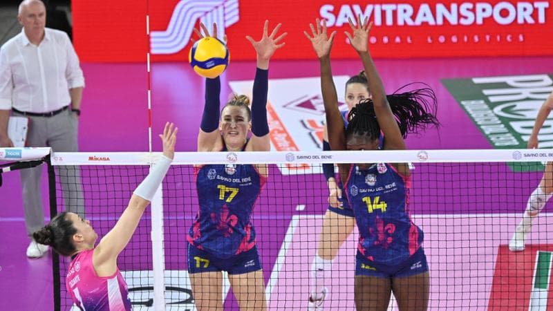 Ekaterina Antropova e Linda Nwakalor a muro in Scandicci-Milano (foto Maurizio Anatrini)