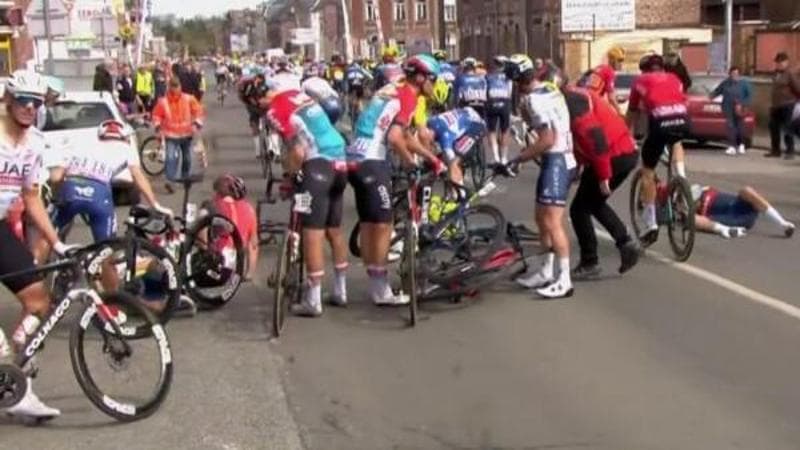 La caduta che ha coinvolto 20 corridori all'inizio della Parigi-Roubaix