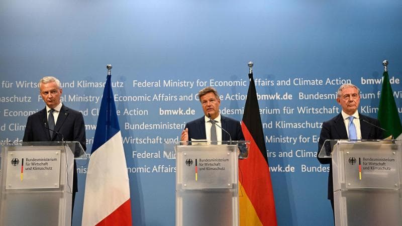 I ministri dell'Economia francese Le Maire (a sinistra), il tedesco Habeck (al centro) e il ministro delle Imprese italiano Urso (destra) di vedranno oggi a Parigi
