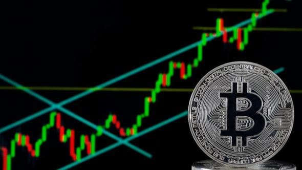 Bitcoin, corsa verso i 100 mila dollari