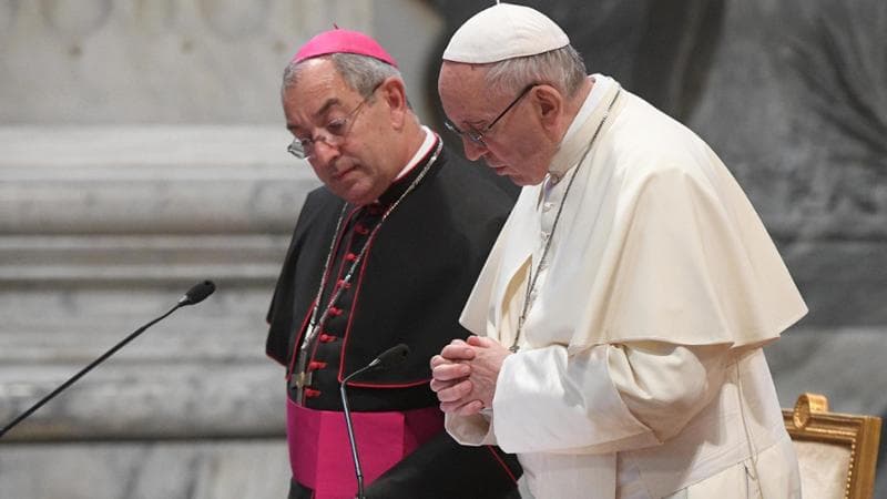 Che fatica governare Roma. I malumori del Papa che ha rimosso il suo vicario