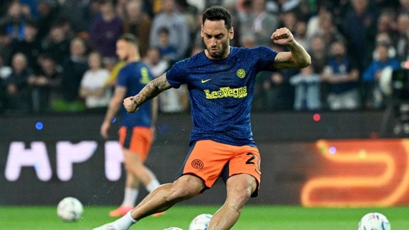 Calhanoglu durante il riscaldamento a Udine