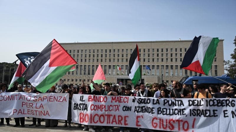 Un momento del sit-in degli studenti dell’ università La Sapienza all’esterno della Farnesina a Roma, 8 aprile 2024. ANSA/CLAUDIO PERI