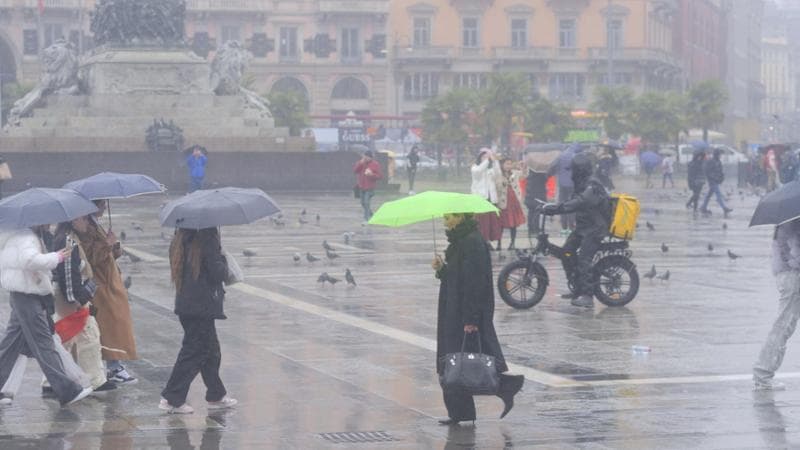 Previsioni meteo, temporali e grandine al Nord, temperature giù anche di 10 gradi al Centro-Sud. Nel weekend torna caldo e sole
