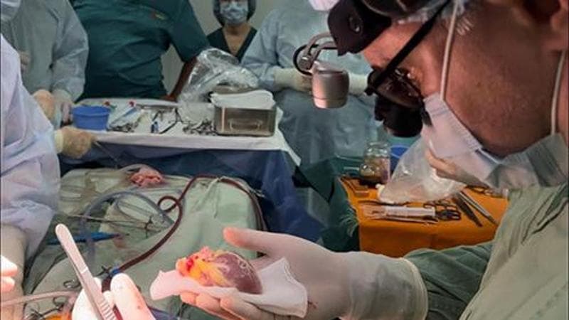 Il chirurgo che “ripara” i cuori degli ucraini sotto le bombe: “Abbiamo fatto 40 trapianti in giro per il Paese a volte senza nemmeno la luce”