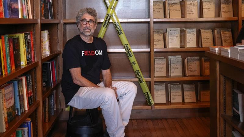 Mitch Kaplan nella sua libreriadi Coral Gables, in Florida:ha svuotato gli scaffali durante una giornata di protesta contro l’attacco dello Stato ai libri “controversi”. Miami Herald / getty images