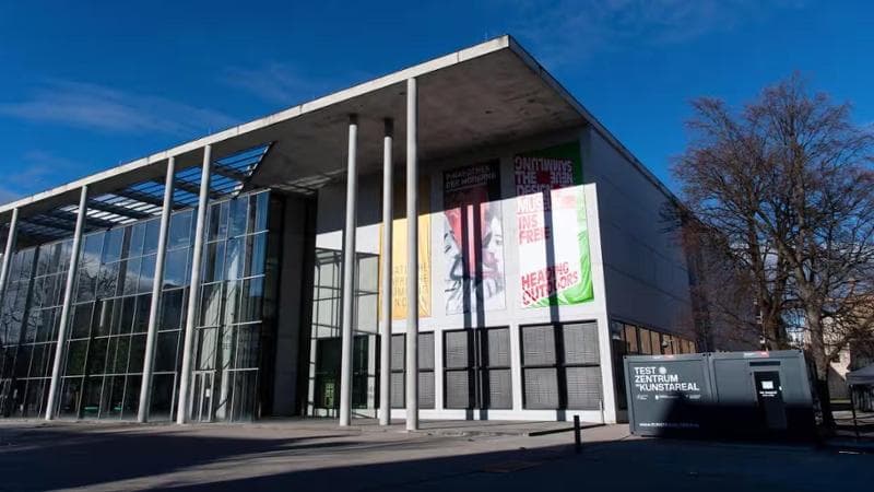 Appende un suo quadro in un museo di Monaco, licenziato dipendente-artista