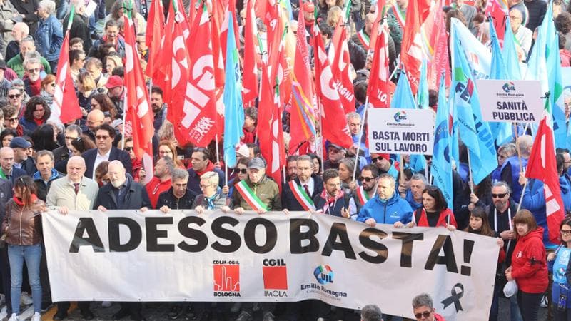 Bologna, il giorno della rabbia:“Ora basta morti di appalto”. Il governo: stretta anti-infortuni