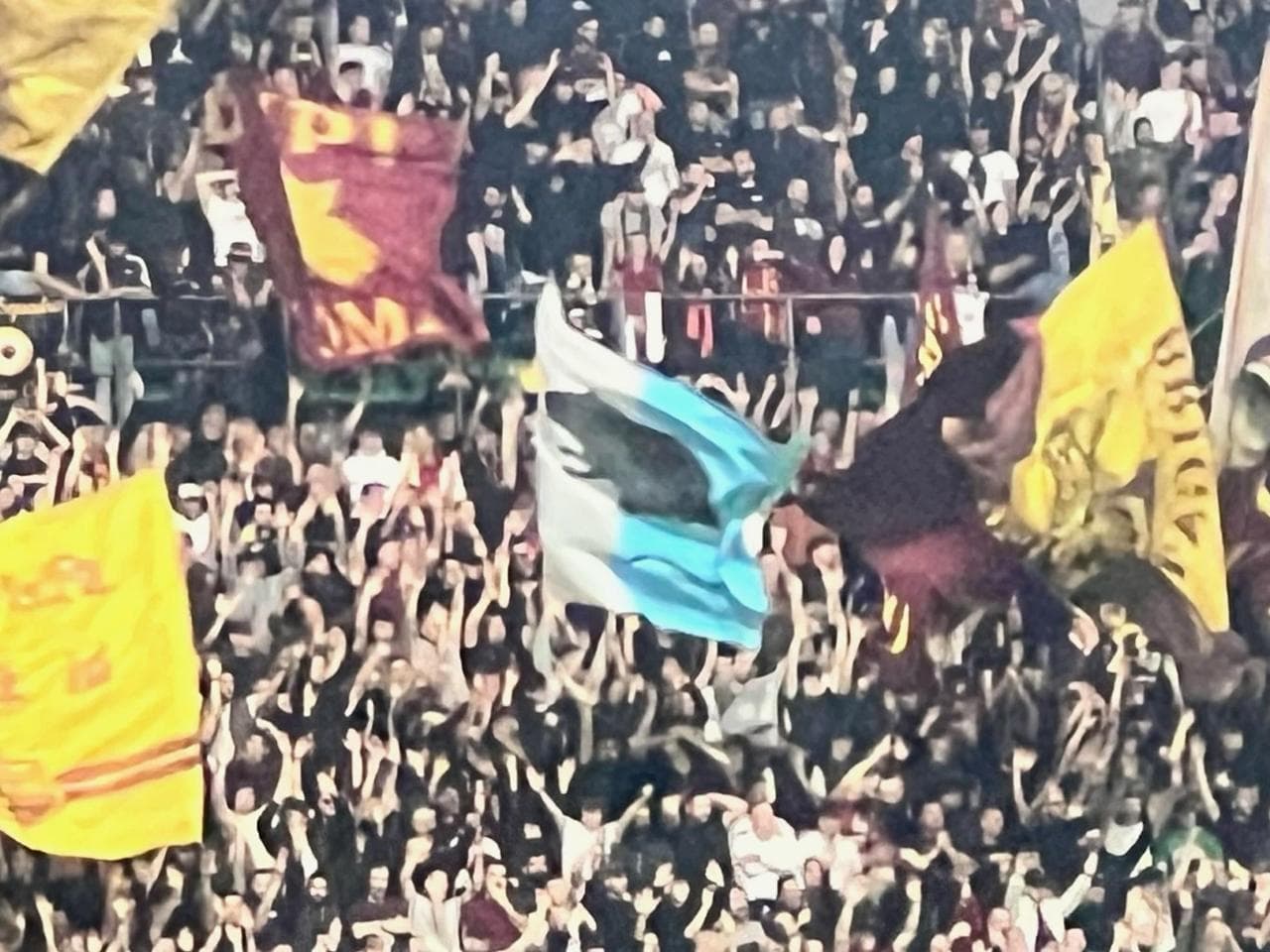 La bandiera biancoceleste col topo è riapparsa al gol di Mancini al Milan