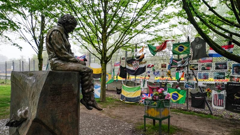 La statua di Senna realizzata da Stefano Pierotti all’Autodromo Ferrari di Imola (Getty images)