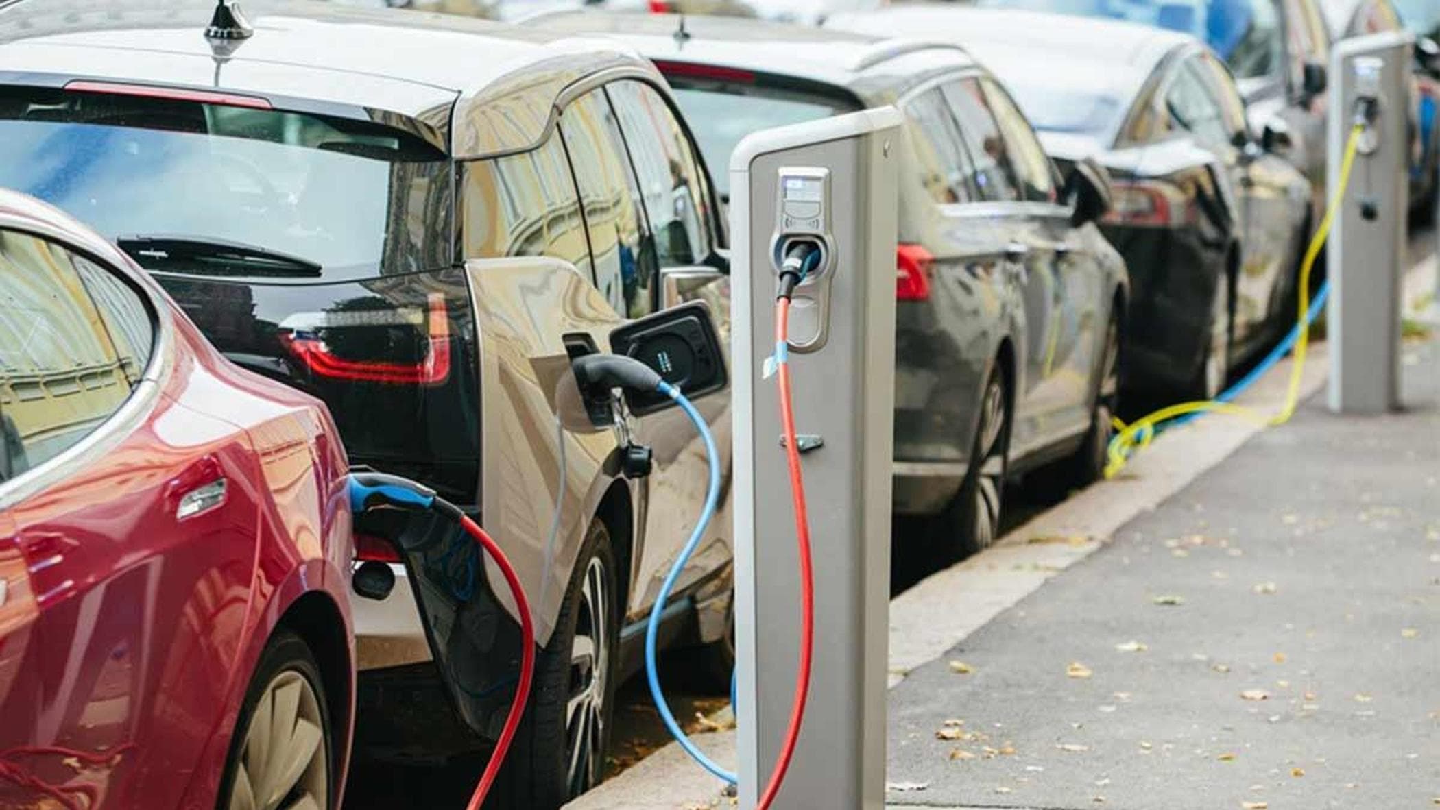 電気自動車、充電ステーション革命: 明日からはクレジット カードで充電料金も支払えるようになります