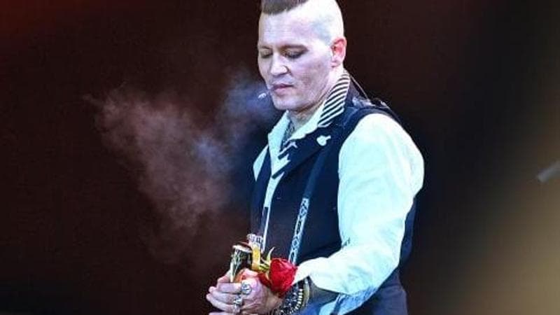 Il discografico dei Guns ’N Roses: “Johnny Depp? È il peggior chitarrista del mondo”