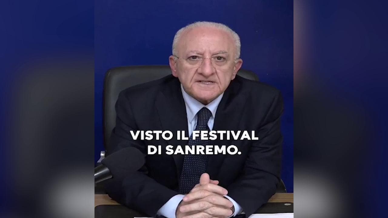 De Luca contro Sanremo: "Pensano di essere moderni, ma sono degli imbecilli e dei cafoni"