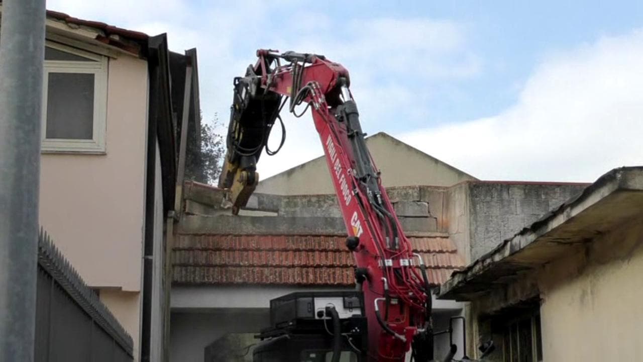 La ruspa sul bunker dell'ex boss Zagaria