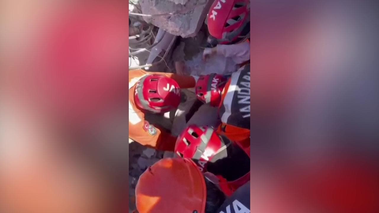 Turchia, teenager salvata  dieci giorni dal terremoto