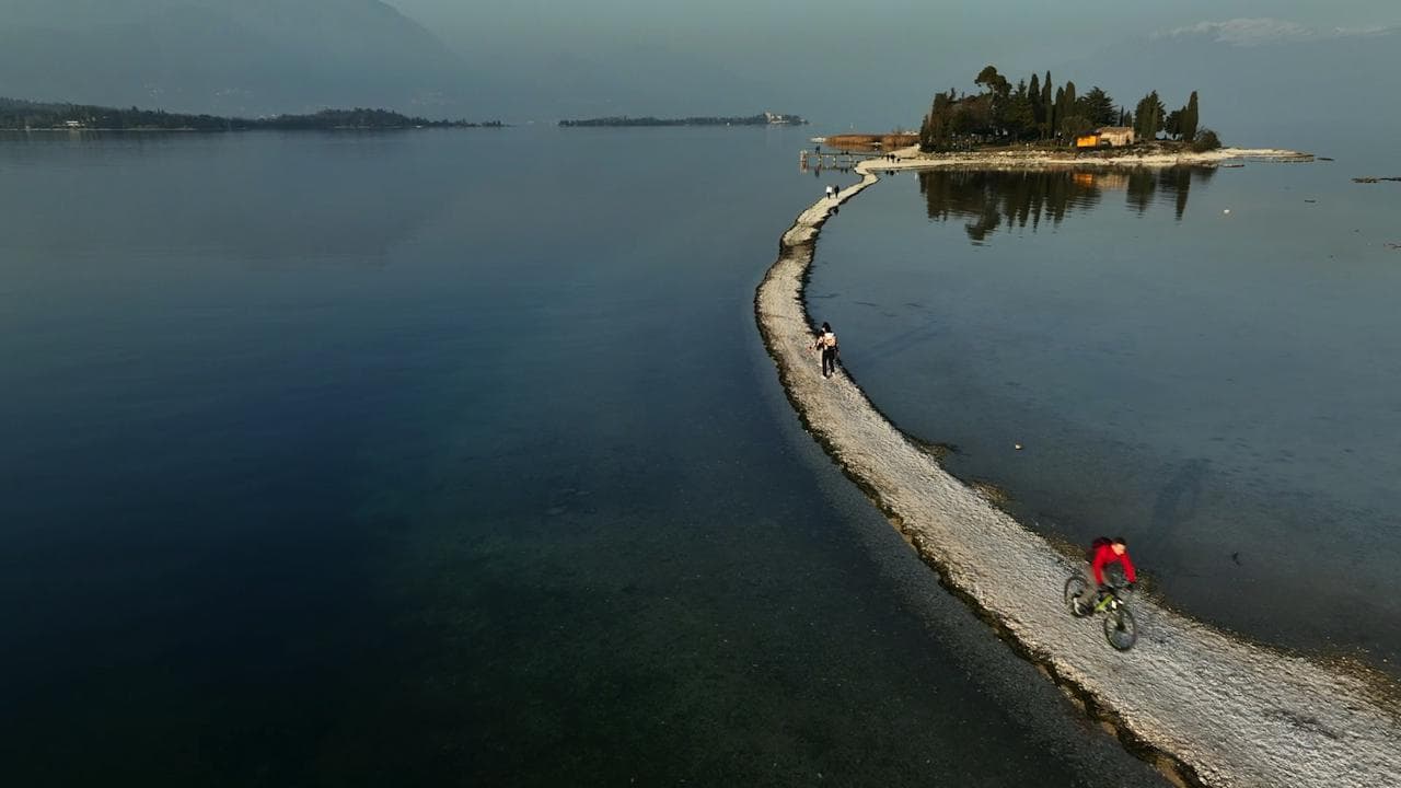 Lago di Garda, livello dell'acqua mai così basso in 30 anni: riaffiora l'istmo dell'Isola dei conigli