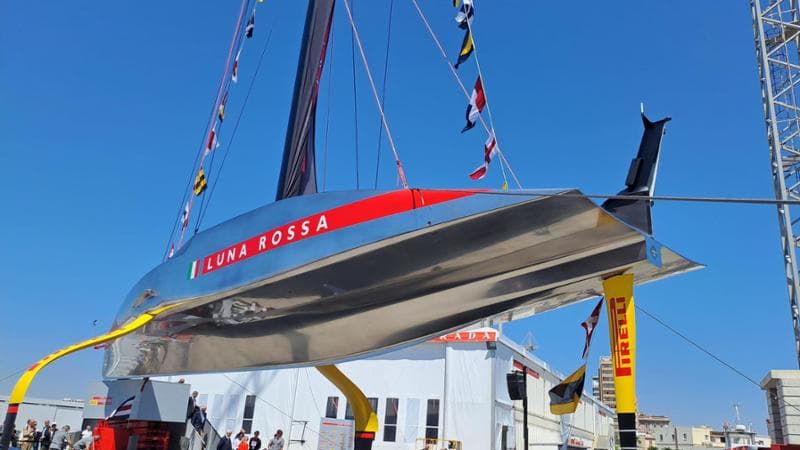 Nasce la nuova Luna Rossa: è argentata, debutterà ad agosto. Soldini: “Sarà una bomba”