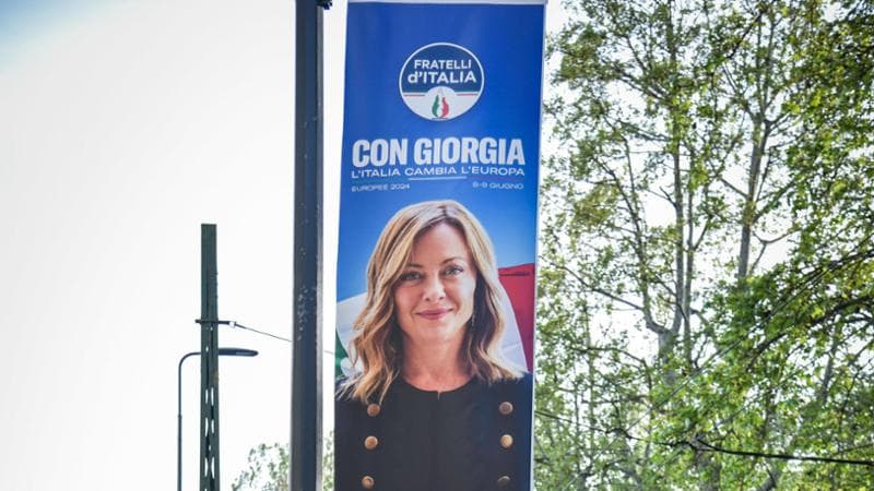 “Con Giorgia cambia l’Europa”: i manifesti di FdI precedono la candidatura della premier